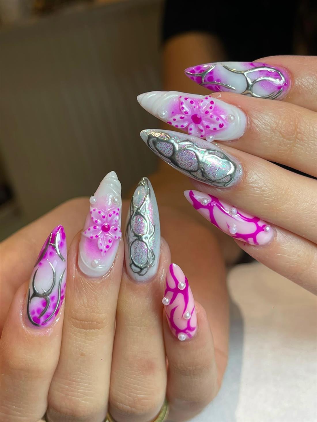 Uñas almendra con acuarela fucsia y mármol plateado