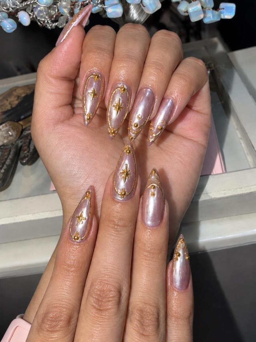 Uñas stiletto en cromo rosado con dorado