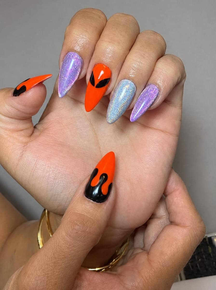 Uñas de Halloween en naranja, lila y negro